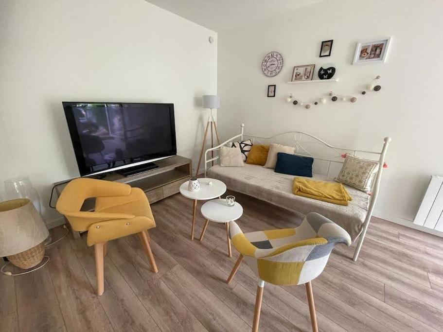 Gite De Charme - 3 Chambres, 5 Lits - De 4 A 7 Personnes Avanton Esterno foto